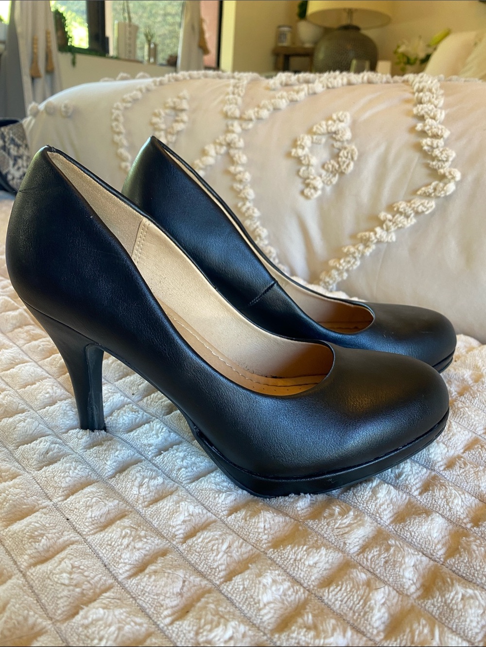 Cityclassified Black Round-Toe Mid-High Pumps